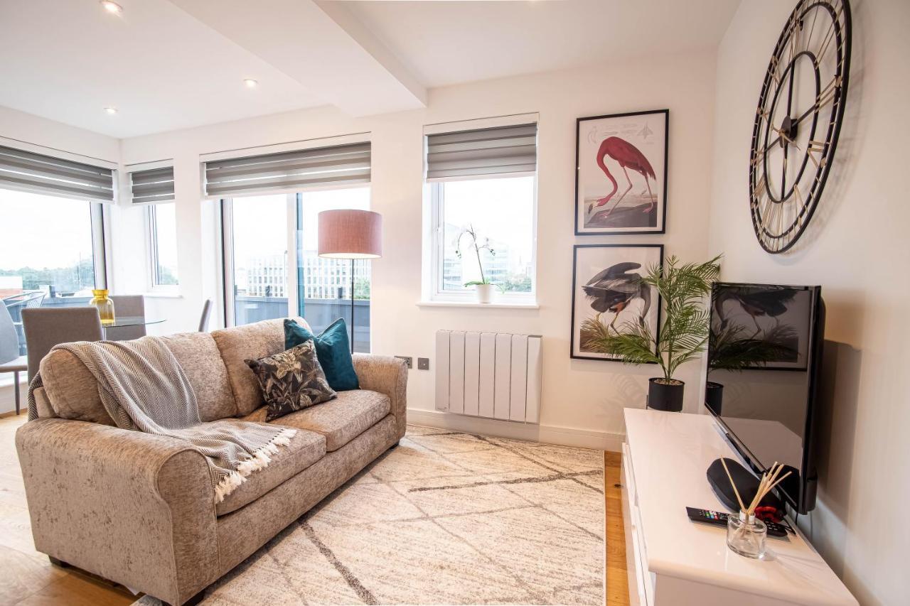 Two Bed Flat With Wrap Around Terrace Near Legoland, Windsor, Tube Station Apartment สลาว ภายนอก รูปภาพ