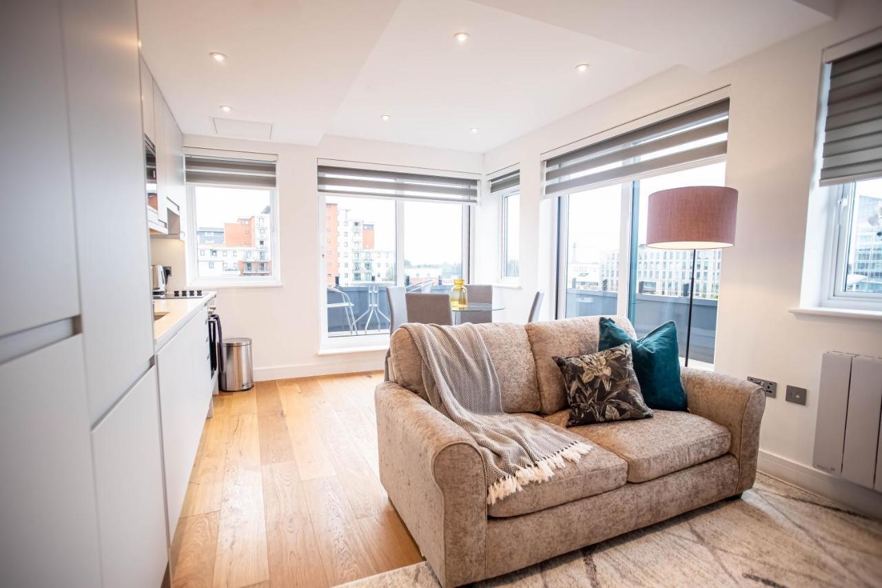 Two Bed Flat With Wrap Around Terrace Near Legoland, Windsor, Tube Station Apartment สลาว ภายนอก รูปภาพ