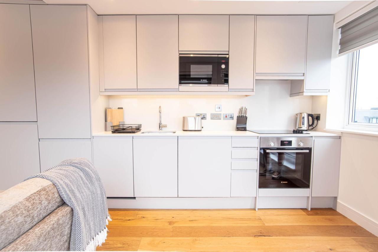 Two Bed Flat With Wrap Around Terrace Near Legoland, Windsor, Tube Station Apartment สลาว ภายนอก รูปภาพ