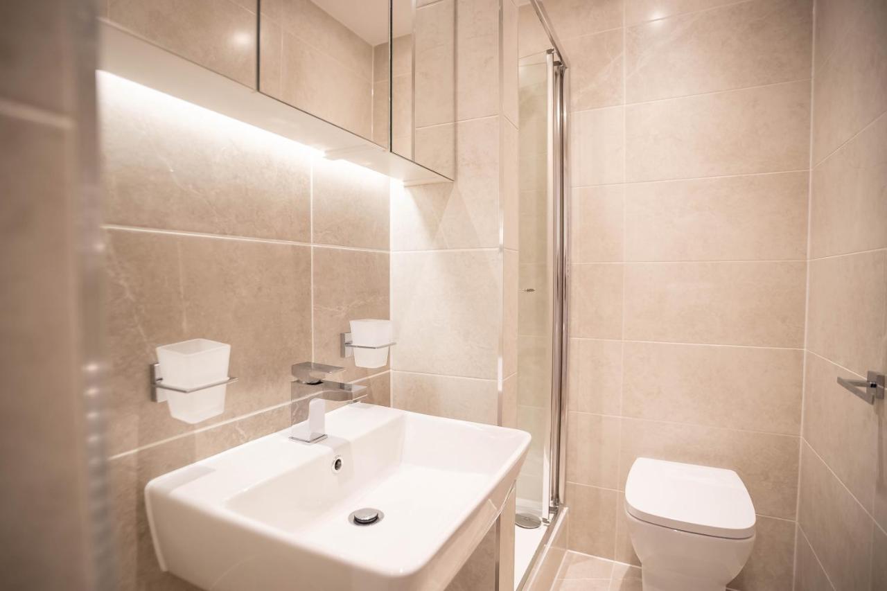Two Bed Flat With Wrap Around Terrace Near Legoland, Windsor, Tube Station Apartment สลาว ภายนอก รูปภาพ