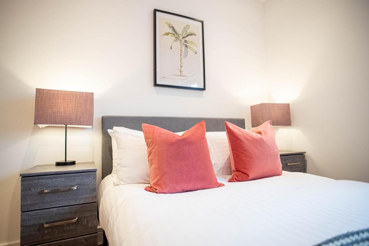 Two Bed Flat With Wrap Around Terrace Near Legoland, Windsor, Tube Station Apartment สลาว ภายนอก รูปภาพ